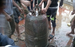 Dân đổ xô đến xem chuông đồng nặng 200kg vừa được phát hiện