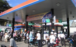 Hoãn tăng thuế, xăng giảm tới 1.900 đồng/lít