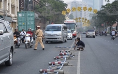 Container húc văng hàng chục mét dải phân cách lúc rạng sáng