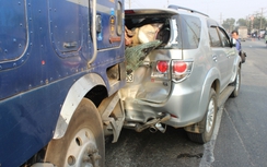 Xe container mất lái đâm nát đuôi 2 "xế hộp"