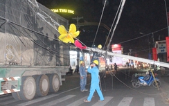 Xe container húc gãy cột điện, kéo sập đèn trang trí Tết