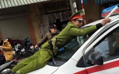 Tài xế hất cảnh sát lên nắp capo, lãnh đạo Taxi Group nói gì?