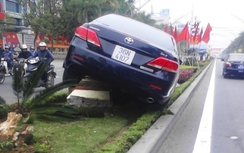 Camry bỗng dưng lao lên dải phân cách, "nuốt gọn" cây cảnh
