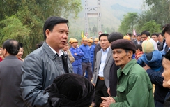 Có cầu treo mới, dân vây quanh Bộ trưởng nói lời cảm ơn