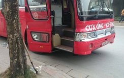 Xe khách chở dao quắm “chạy” công an, đại náo đường phố