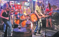 Những nghệ sĩ nhặt tiền lẻ trên đất Mỹ