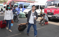 Vật vã chờ xe, tàu về quê ăn Tết