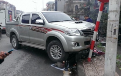 Xe bán tải gây tai nạn liên hoàn, nghiền nát 1 xe máy