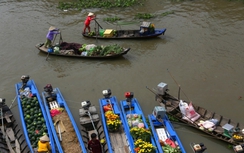 Chợ nổi Ngã Năm rộn sắc màu ngày Tết
