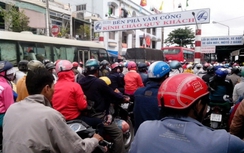 Đường về TP HCM: Bến phà, Quốc lộ kẹt cứng người xe