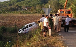 Taxi "bay" xuống ruộng, cả tài lẫn khách mắc kẹt trong xe
