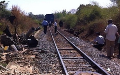 Cố băng ngang đường sắt, xe máy cày bị đâm gãy đôi