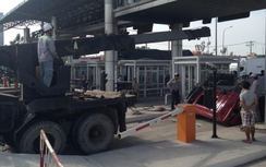 Phanh gấp khi vào trạm thu phí, tài xế mắc kẹt trong cabin