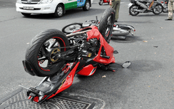 Va chạm với mô tô phân khối lớn, người đàn ông nhập viện khẩn