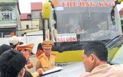 Xe nhồi khách, 2 lần đâm CSGT vẫn “vô sự”