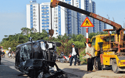 Ô tô biển xanh bay xuống dạ cầu lúc rạng sáng