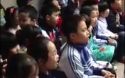 Các cháu trường tiểu học hát "Chắc ai đó sẽ về" gây tranh cãi