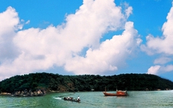 Đang nỗ lực tìm kiếm thuyền viên mất tích gần Hòn Khoai