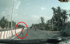 Trẻ em bất ngờ lao qua dải phân cách, và...