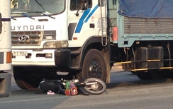 Hai mẹ con thoát chết "thần kỳ" dưới bánh xe tải