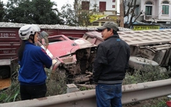 Tài xế xe tải thoát chết sau cú va chạm với tàu chở hàng