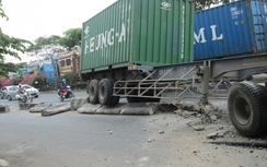 Xe container bất ngờ nổ lốp lao vào làn đường xe máy