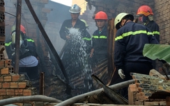 Nhà vắng chủ, lính cứu hỏa phá tường dập lửa