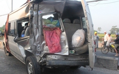 Container húc đuôi xe khách, 2 người thương vong