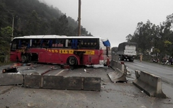 Hà Tĩnh: Xe khách đâm dải phân cách, hành khách may mắn thoát chết