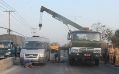 Container húc đuôi xe khách đang dừng thay lốp, 1 người tử vong