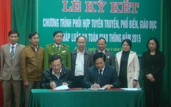 Hà Tĩnh: 12 Sở, ngành ký phối hợp tuyên truyền pháp luật ATGT 2015