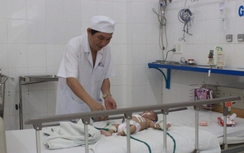 Cứu sống bé gái 2,5 tuổi mang khối u nang "khổng lồ"