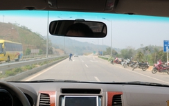 Dân phá hàng rào, mở quán ven cao tốc Nội Bài – Lào Cai