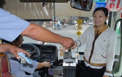 Nguy hiểm vừa lái xe buýt, vừa... bán vé, thu tiền