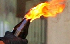 Dùng xăng dọa đốt vợ vì mâu thuẫn sinh hoạt