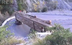 Rùng mình xem xe tải chở nặng lái cua trên núi cao