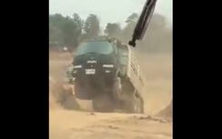 Xe tải bốc đầu khi lên dốc như "làm xiếc"