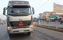 Cụ bà may mắn thoát chết dưới bánh xe đầu kéo