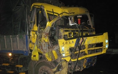 Hai xe tải va chạm nhau, tài xế thoát chết