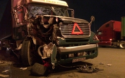 Container nát đầu do húc đuôi xe ben trên Xa lộ Hà Nội