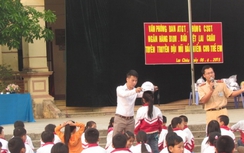 CSGT nhắc phụ huynh đội MBH cho con ngay trước cổng trường