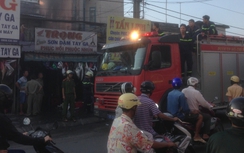 Cháy tiệm sửa xe máy sát chợ Thủ Đức, tiểu thương hốt hoảng