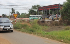 Ô tô chê đường đẹp chạy vào đường làng "né" trạm thu phí