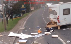 Cảnh chiếc ô tô nát vụn đuôi xe vì cố vượt xe sai cách