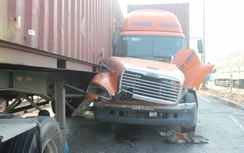 2 xe container “dính chặt nhau” sau cú mất phanh