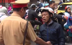 Không đội mũ bảo hiểm cho con vì "bận đi công tác"