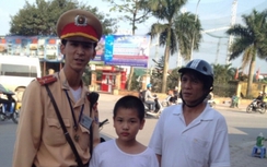 CSGT giúp cháu bé lạc giữa ngã tư đông đúc trở về nhà