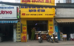 Đi lang thang rồi xông vào tiệm vàng để cướp