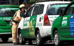 Taxi thi nhau chiếm vỉa hè, lề đường làm "căn cứ địa"