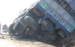 Tránh xe con, xe tải sụp lề mắc kẹt trên QL1